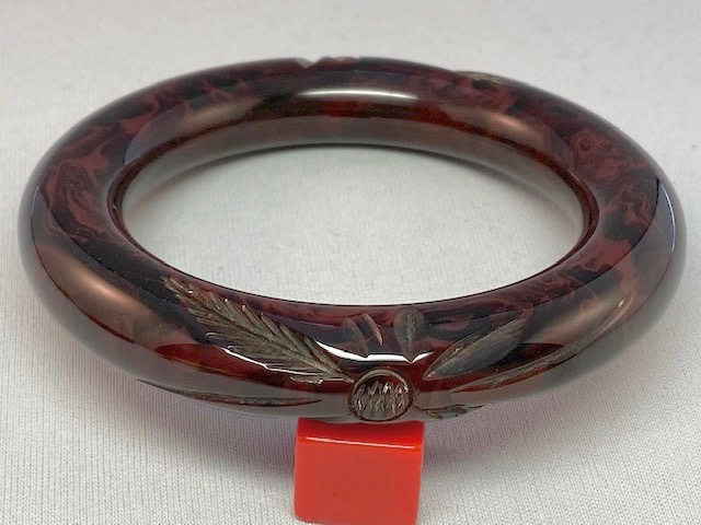 BB131 chunky donut marbled dusky pink/crimson red bakelite bangle